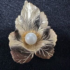 222- Vtge Sarah Coventry - Elegant Gold Leaf Brooch Pearl Accent